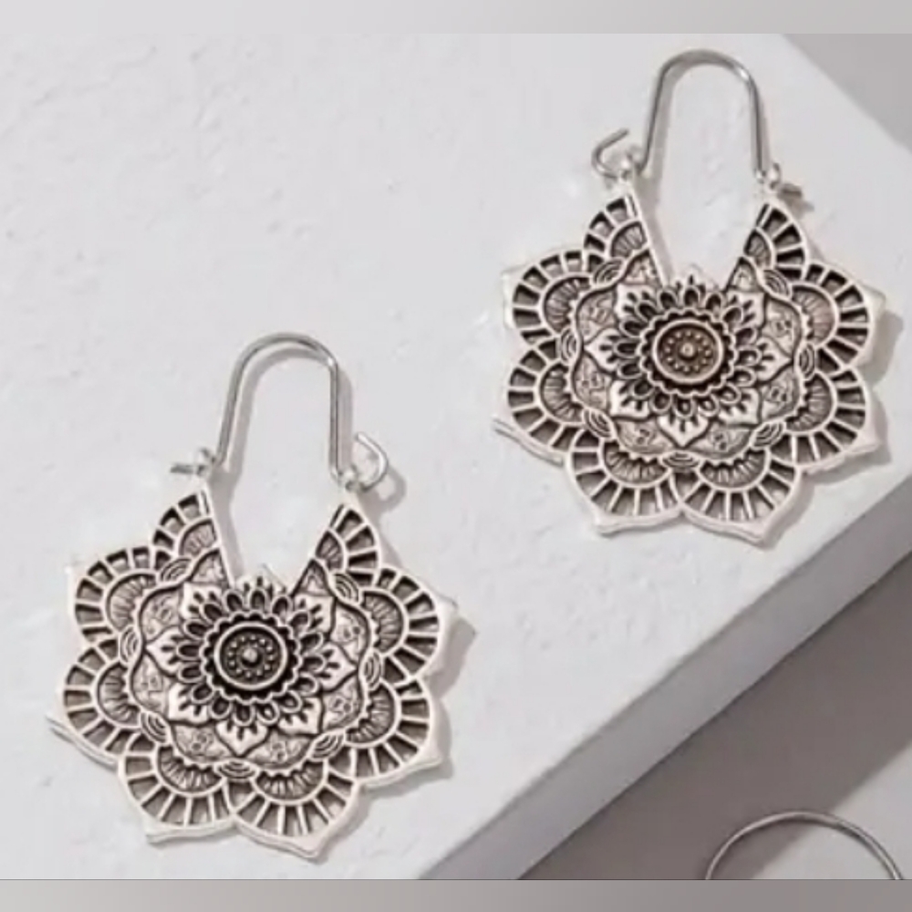 Gorgeous Vintage Heart Petal Hoop Earrings